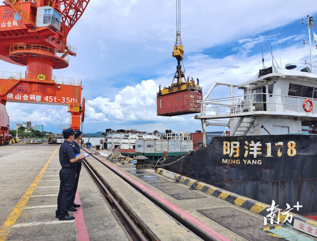 佛山海關(guān)關(guān)員對(duì)通過(guò)“一港通”模式出口的集裝箱進(jìn)行監(jiān)管。