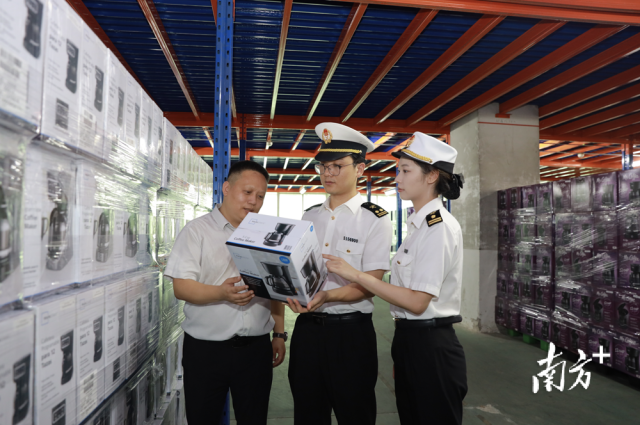 佛山海關(guān)關(guān)員到家電企業(yè)調(diào)研貨物出口情況。