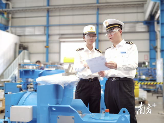 佛山海關(guān)關(guān)員對(duì)對(duì)外承包工程貨物進(jìn)行監(jiān)管。