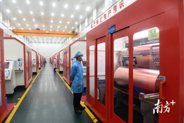 今年上半年，惠州市外貿進出口同比增長22.7％。圖為惠州聯合銅箔電子材料有限公司自動化生產線。南方日報記者 梁維春 攝