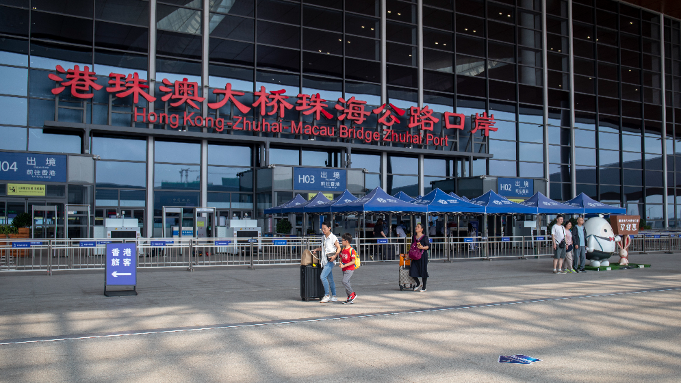 暑期珠海邊檢總站所轄各對港對澳口岸客、車流量持續走高 單日查驗出入境人員達68.05萬人次