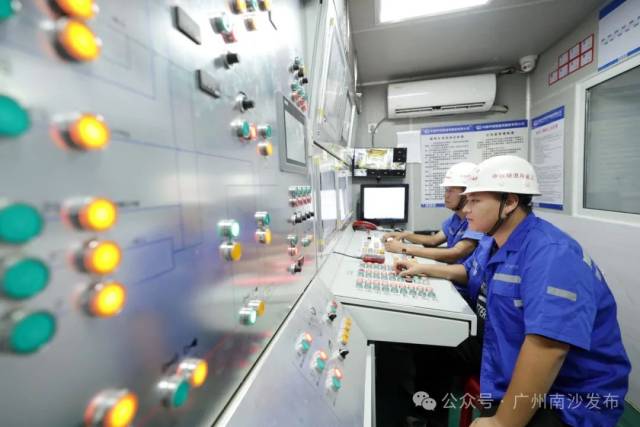 施工過程中，建設者積極探索盾構隧道智能建造實踐路徑，搭載了全國首套工序化應用的盾構智能掘進系統。