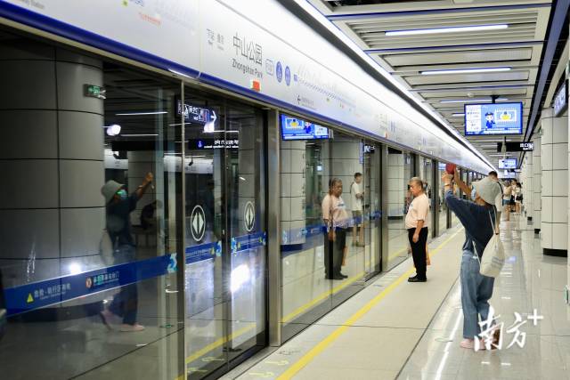 市民在中山公園站拍照留念、排隊候車。劉佳倫 攝