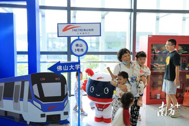 市民在佛山大學站拍照留念。 劉佳倫 攝