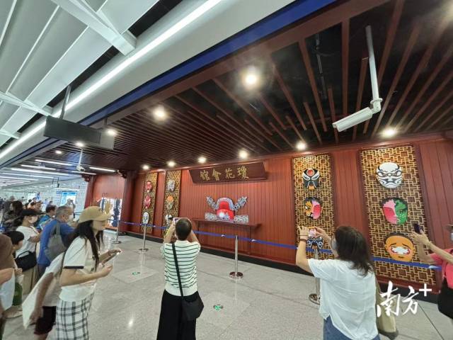 市民在中山公園站內的文化打卡點拍照。 龍西男 攝