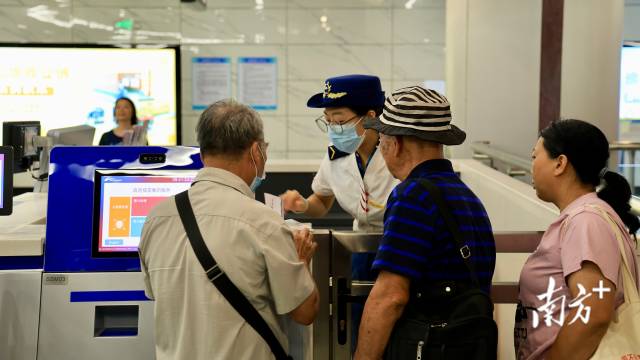 工作人員在便民服務站為市民答疑解惑。劉佳倫 攝