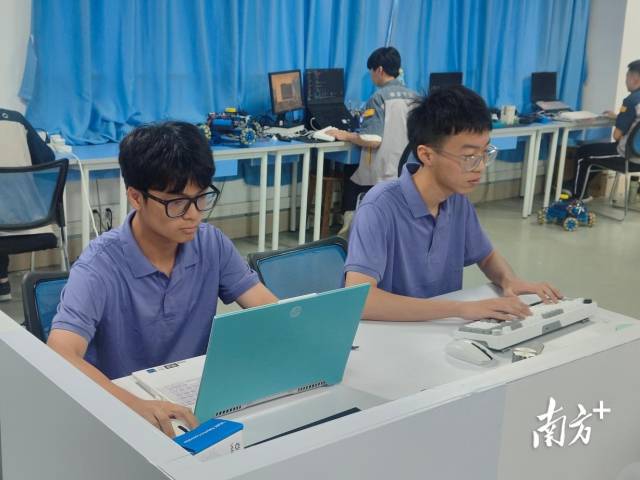 世賽自主移動機器人項目澳門代表隊選手杜加威（右）與黎健恒（左），在廣州市機電技師學(xué)院開展訓(xùn)練。