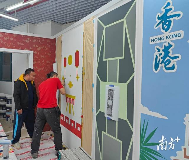 香港建造學院導師俞偉國帶領參加世賽油漆與裝飾項目的選手吳云帆到廣東省城市技師學院訓練。