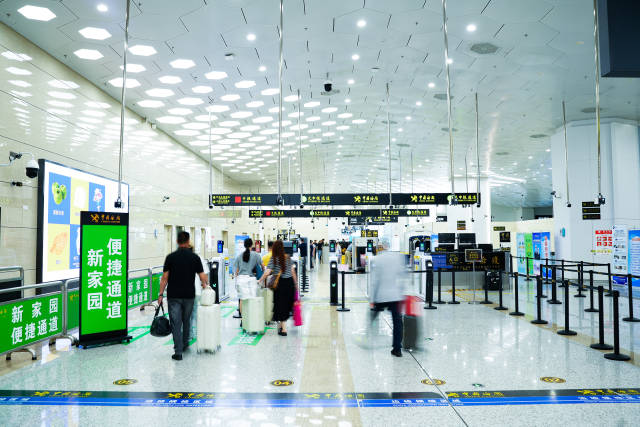 進(jìn)境旅客經(jīng)橫琴口岸新家園便捷通道快速通關(guān)。