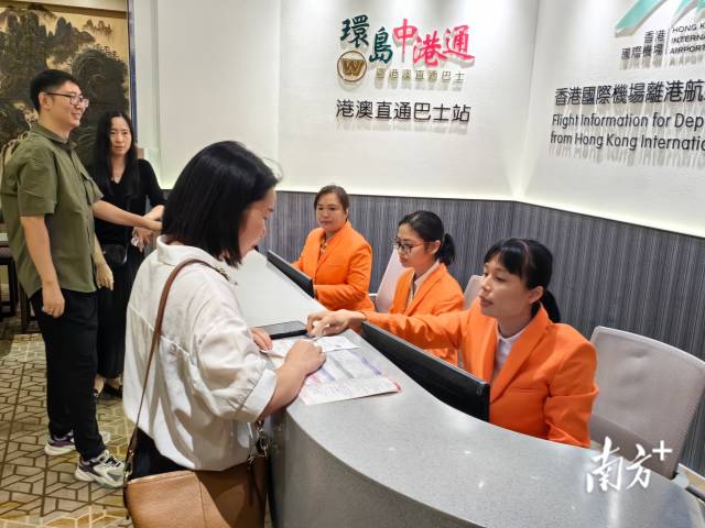 香港國(guó)際機(jī)場(chǎng)佛山皇冠假日酒店候機(jī)樓。南方+ 盧浩能 拍攝