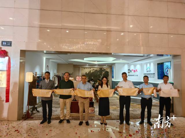 香港國(guó)際機(jī)場(chǎng)佛山皇冠假日酒店候機(jī)樓剪彩開(kāi)幕。南方+ 盧浩能 拍攝