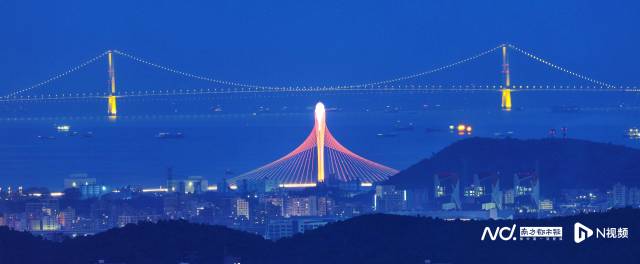 夜幕下，東莞濱海灣大橋與遠處的深中通道亮起標志性的燈光。