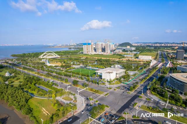 藍天白云下的東莞濱海灣文體公園。