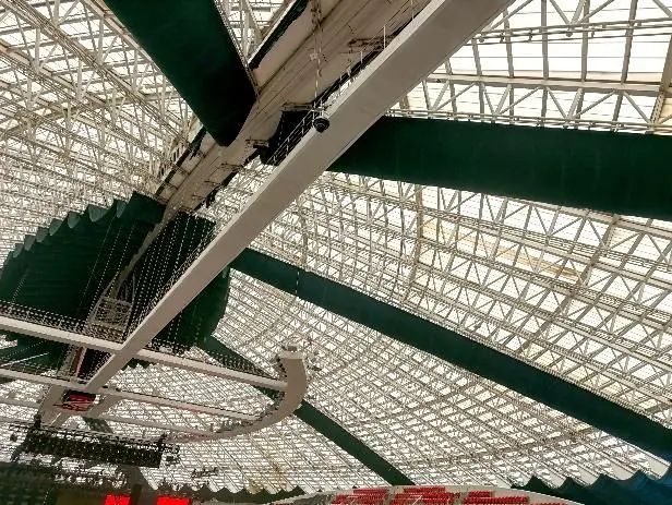 ▲1號館內天幕、場地燈箱、轉播屏、監控等設施設備 ▲1號館內天幕、場地燈箱、轉播屏、監控等設施設備