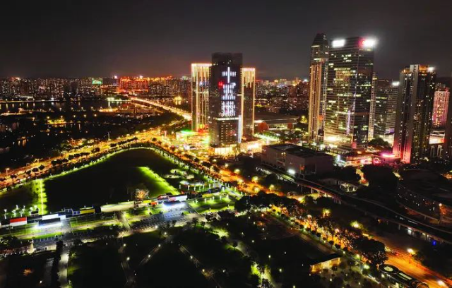 惠州市區中海廣場戶外大屏亮燈迎接十五運會,滾動播放宣傳標語。 圖源惠州日報 惠州市區中海廣場戶外大屏亮燈迎接十五運會,滾動播放宣傳標語。 圖源惠州日報