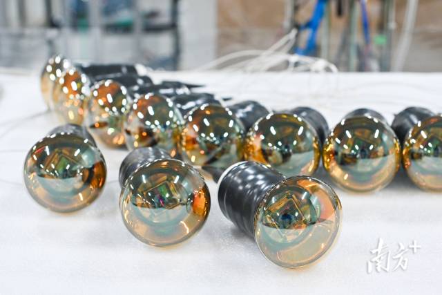 3寸的光電倍增管。劉悅湘 攝