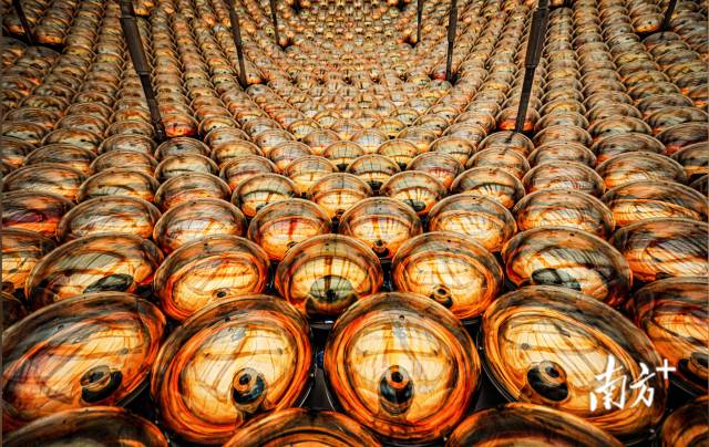 20寸的光電倍增管。劉悅湘 攝