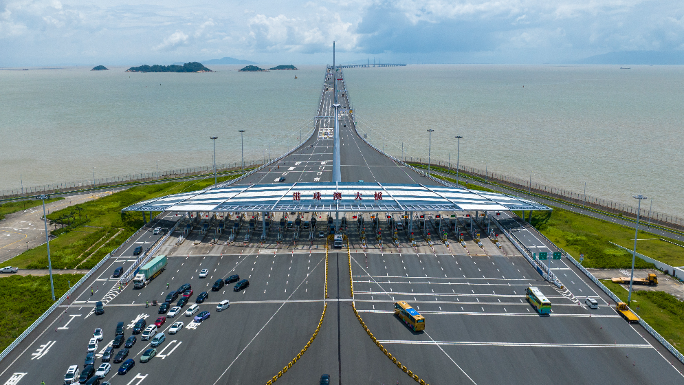 港珠澳大橋6年迎客逾6230萬人次 大橋口岸進出口貨物超9400億元