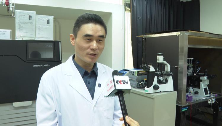 △埃爾文·內爾生物物理與創新藥物實驗室副教授范星星接受總臺記者采訪