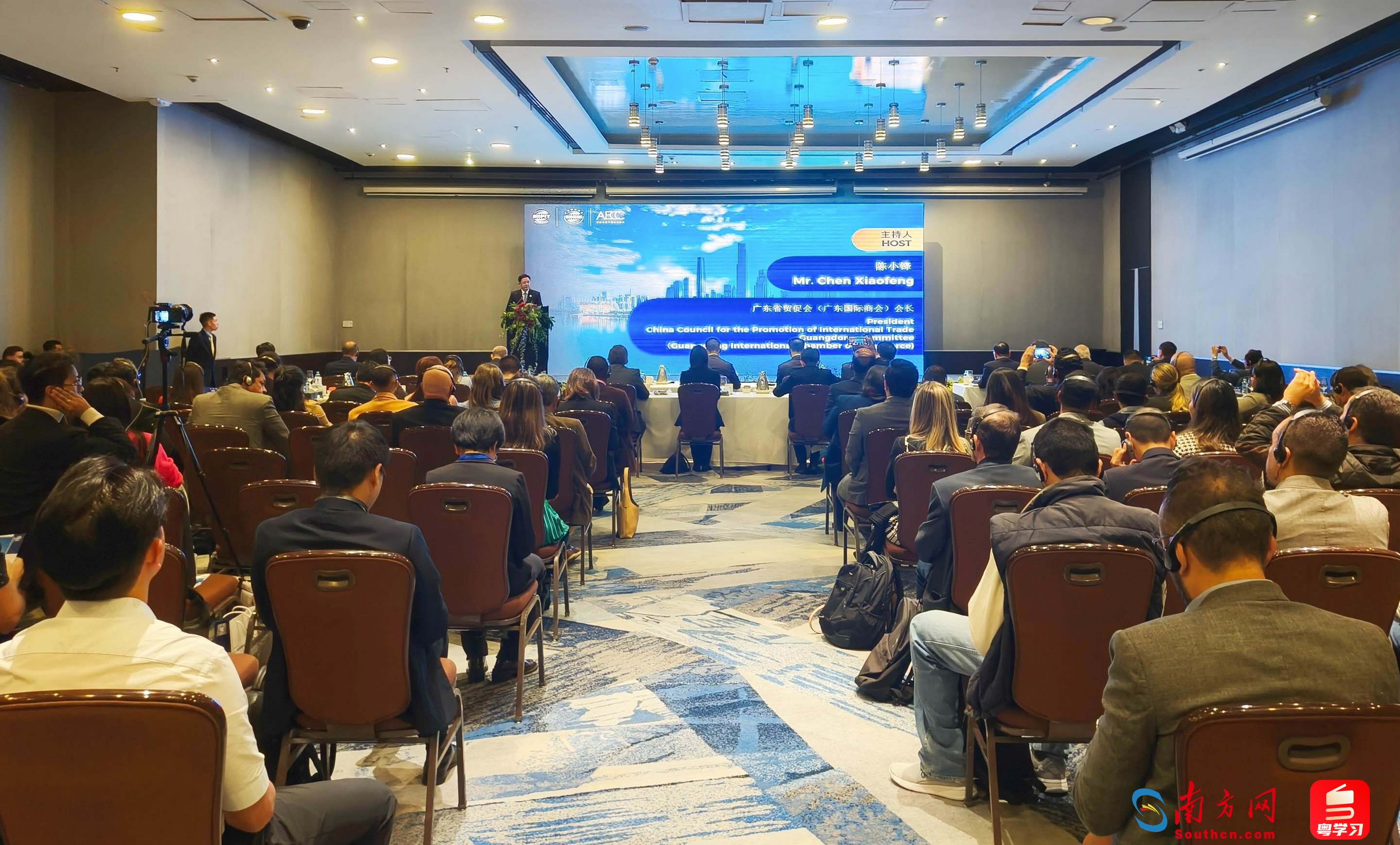 中國（廣東）—哥倫比亞經貿交流暨粵港澳大灣區推介會在哥倫比亞波哥大舉行。廣東省貿促會（廣東國際商會）會長陳小鋒主持會議。（省貿促會供圖）