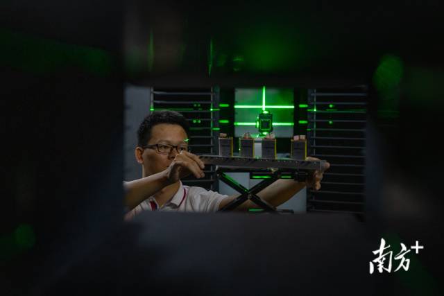 中國散裂中子源科研人員演示用能量分辨中子成像譜儀進行電池檢測。