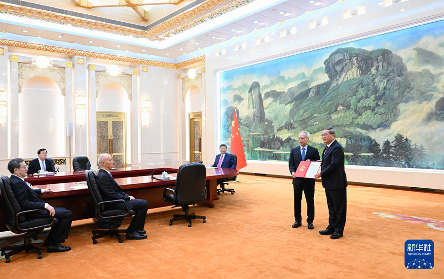 11月1日下午，國(guó)家主席習(xí)近平在北京人民大會(huì)堂會(huì)見(jiàn)新當(dāng)選并獲中央政府任命的澳門特別行政區(qū)第六任行政長(zhǎng)官岑浩輝。這是在習(xí)近平的見(jiàn)證下，國(guó)務(wù)院總理李強(qiáng)向岑浩輝頒發(fā)任命他為中華人民共和國(guó)澳門特別行政區(qū)第六任行政長(zhǎng)官的國(guó)務(wù)院第794號(hào)令。新華社記者 申宏 攝