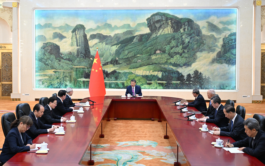 11月1日下午，國(guó)家主席習(xí)近平在北京人民大會(huì)堂會(huì)見(jiàn)新當(dāng)選并獲中央政府任命的澳門特別行政區(qū)第六任行政長(zhǎng)官岑浩輝。新華社記者 謝環(huán)馳 攝