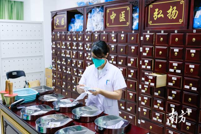 中山市骨科醫(yī)院開(kāi)設(shè)中醫(yī)閣。  南方+ 盧子衡 拍攝