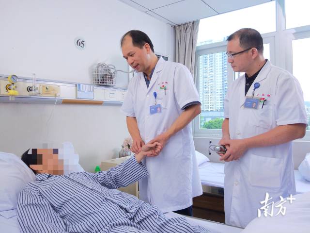 中山市中醫(yī)院黨委書(shū)記賴海標(biāo)（中）。  南方+ 葉志文 拍攝