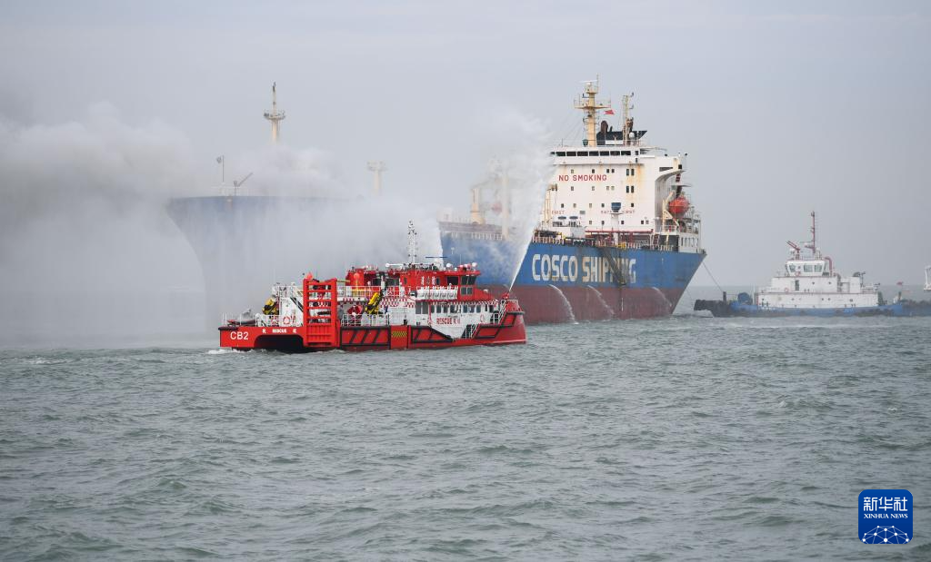 11月9日，香港應(yīng)急救援力量在演習(xí)中滅火。新華社記者 鄧華 攝