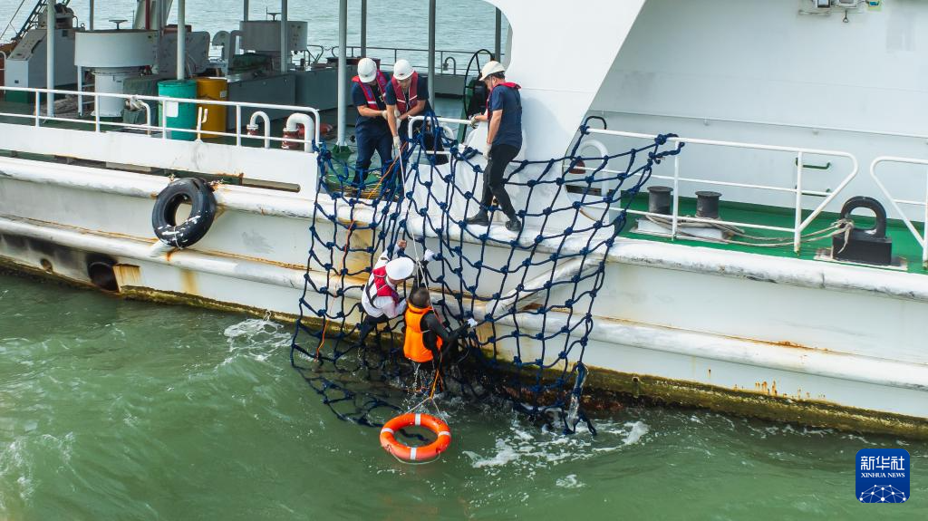 11月9日，廣東應(yīng)急救援人員在演習(xí)中營救落水人員（無人機(jī)照片）。新華社發(fā)