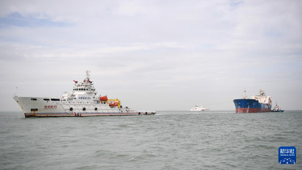 11月9日，應(yīng)急救援力量在演習(xí)中拖帶船只。新華社記者 鄧華 攝