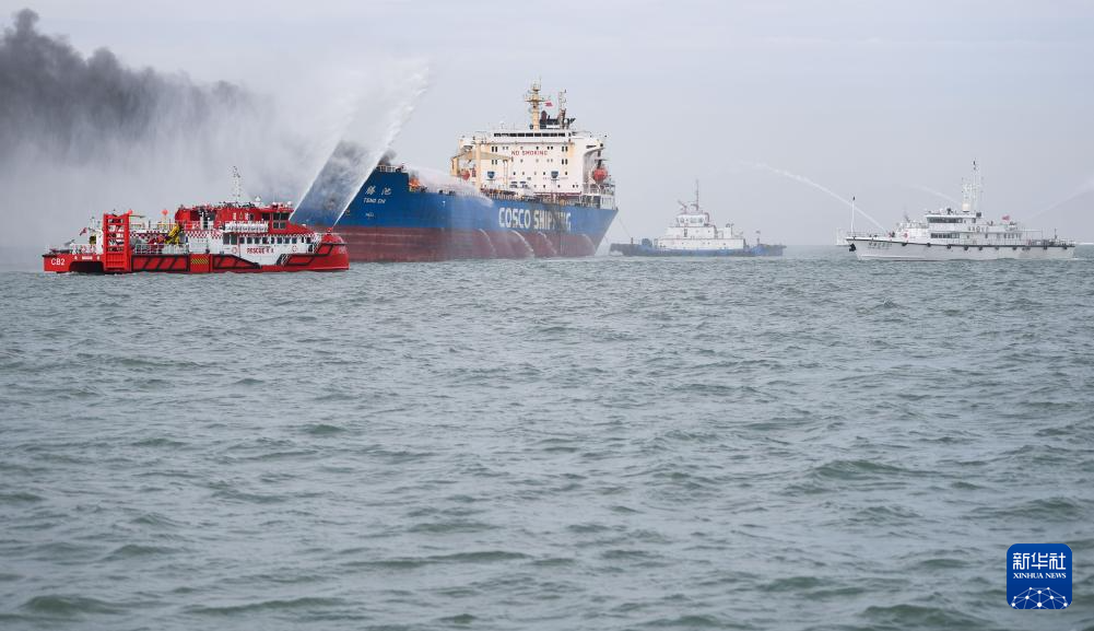 11月9日，廣東和香港應(yīng)急救援力量在演習(xí)中滅火。新華社記者 鄧華 攝