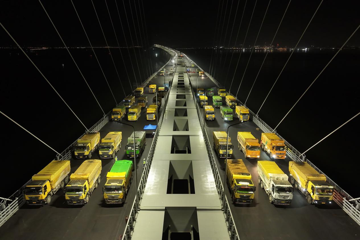 黃茅海跨海通道靜載試驗(yàn)進(jìn)行中（攝影：郝笑天）