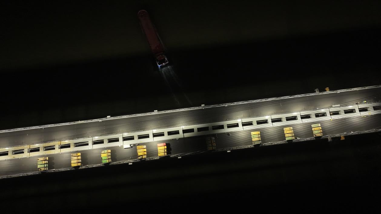 俯瞰正在進(jìn)行荷載試驗(yàn)的橋面（攝影：郝笑天）