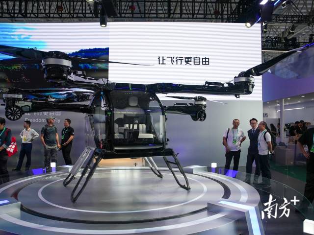 “陸地航母”飛行汽車的飛行器展示