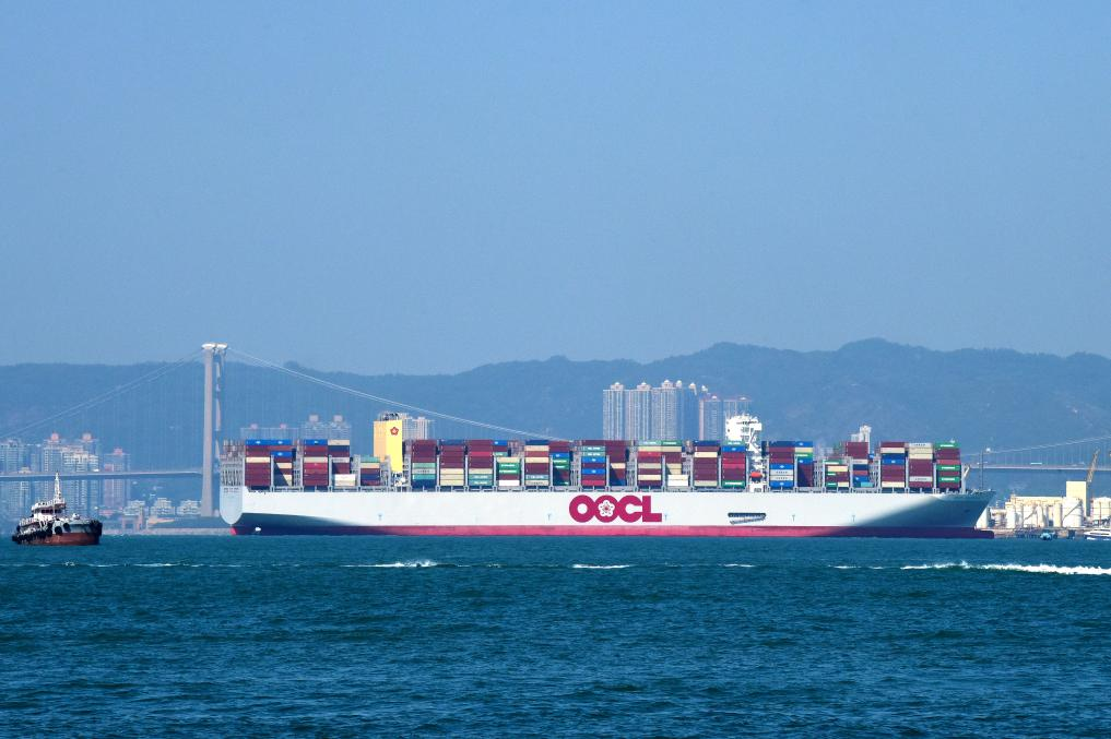 2023年11月20日，一艘東方海外貨柜航運有限公司集裝箱船駛向香港貨柜碼頭。新華社記者 陳鐸 攝