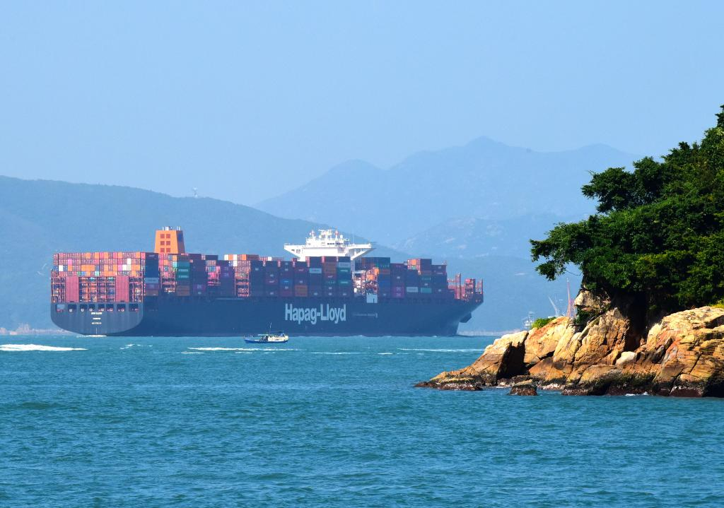 2023年11月20日，一艘赫伯羅特公司集裝箱船駛向香港貨柜碼頭。新華社記者 陳鐸 攝