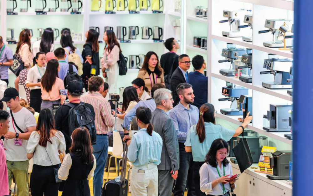 采購商在第136屆廣交會家電展區洽談采購（2024年10月15日攝）。劉大偉攝/本刊