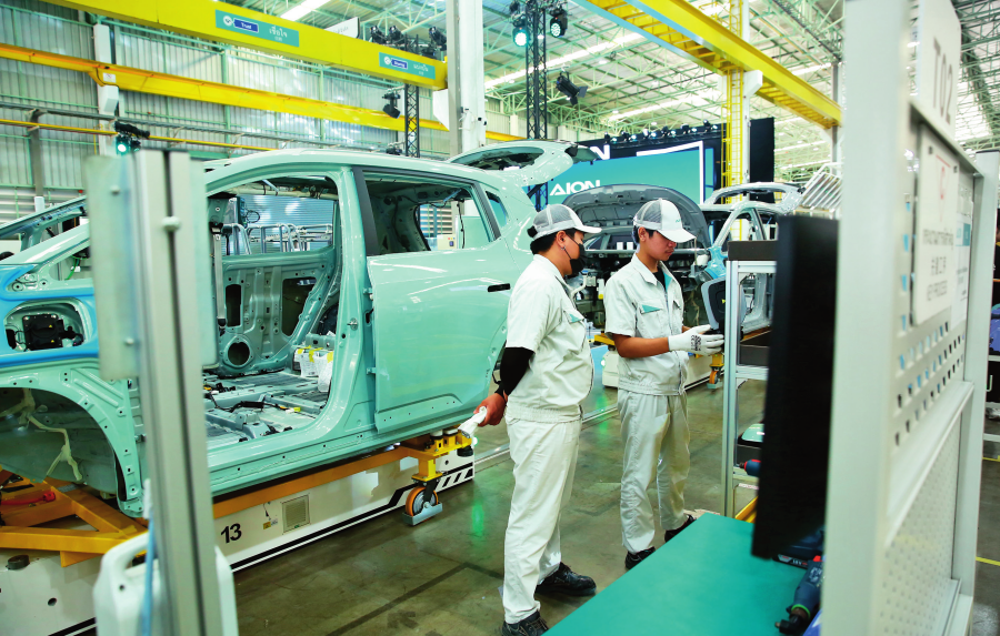 工人在位于泰國羅勇府的廣汽埃安泰國智能工廠工作（2024年7月17日攝）。孫瑋彤攝/本刊