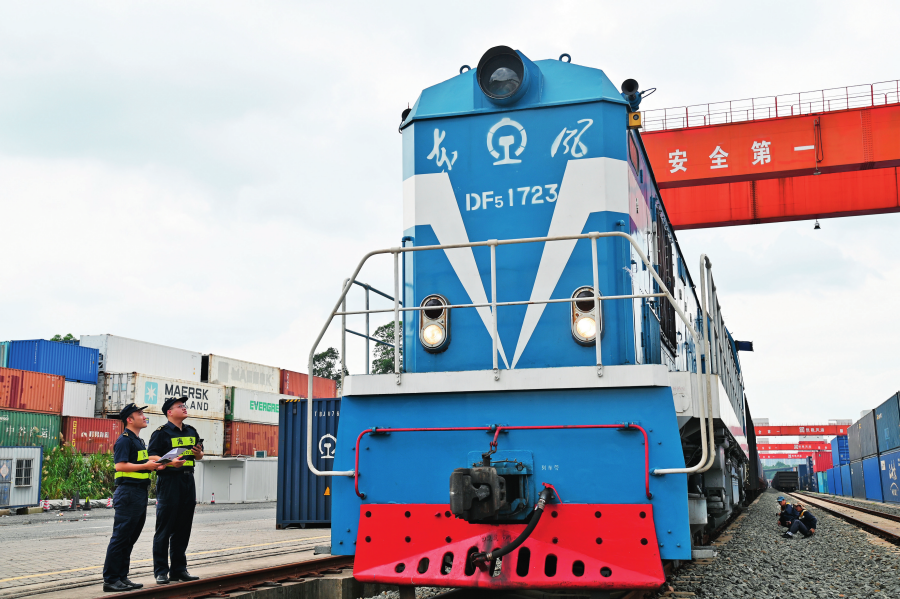 一列中歐班列（深圳）滿載洗碗機、電烤爐、掃地機器人等家用電器從深圳平湖南國家物流樞紐發出，后續通過阿拉山口口岸抵達俄羅斯（2024年5月30日攝）。李硯偉攝/本刊