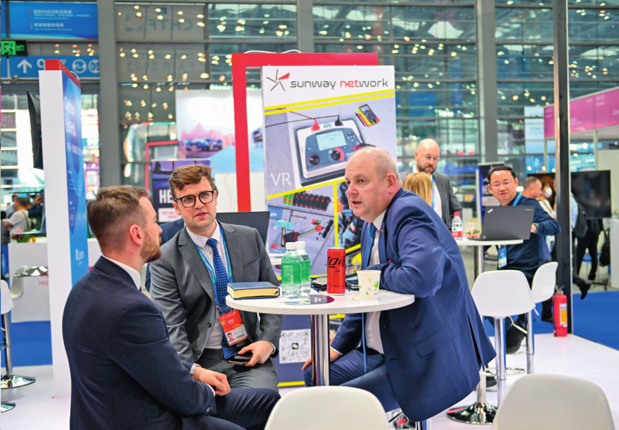 在深圳舉行的第二十五屆高交會上，客商在波蘭展臺交流 (2023年11月15日攝）。毛思倩攝/本刊