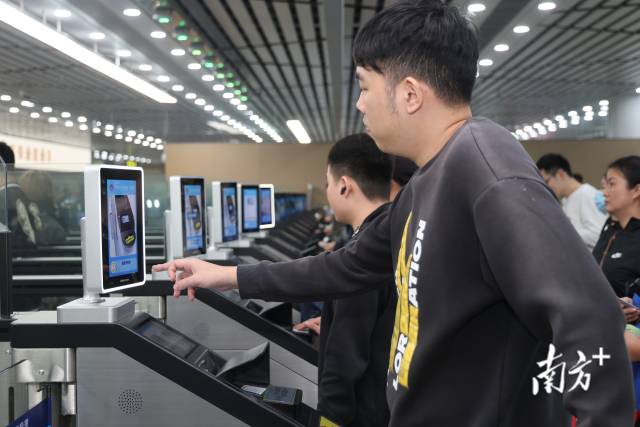 拱北口岸啟用“免出示證件”通道