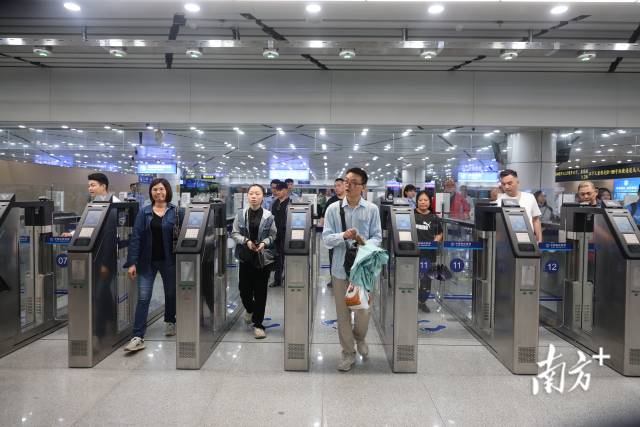 拱北口岸啟用“免出示證件”通道