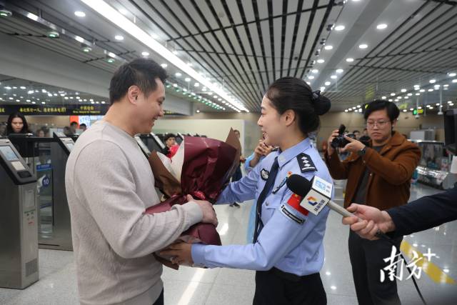 拱北口岸啟用“免出示證件”通道