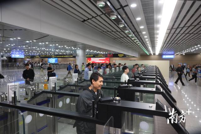 拱北口岸啟用“免出示證件”通道