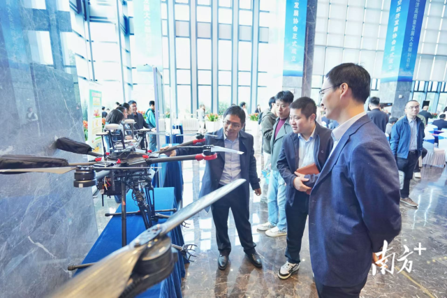 大會匯聚國內低空經濟領域權威專家、科研機構、低空經濟企業和金融機構代表等，共同探討佛山低空經濟發展路徑，為佛山低空經濟“高飛”蓄勢發力。 南方+ 戴嘉信 攝