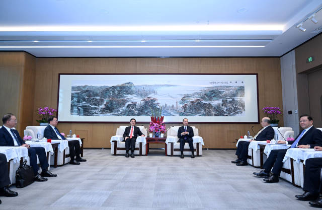 11月25日，黃坤明、王偉中與李家超、鄭雁雄率領(lǐng)的香港工商界代表團舉行工作會見。南方+記者 王輝 李細華 攝