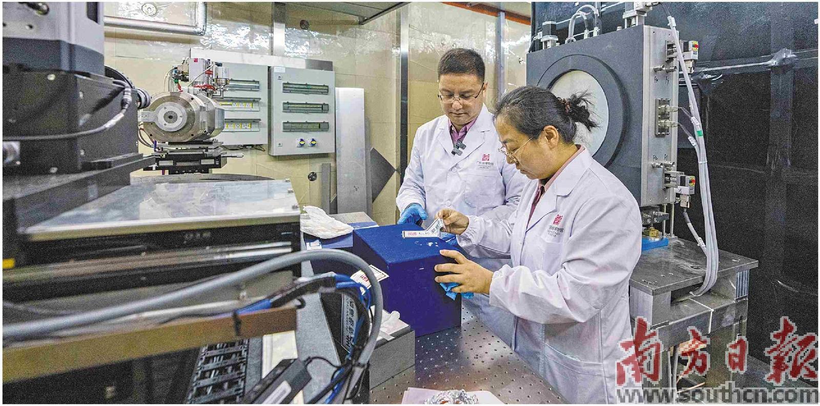 中國散裂中子源科研人員利用能量分辨中子成像譜儀開展文物檢測。黃政正 陳雅靖 攝