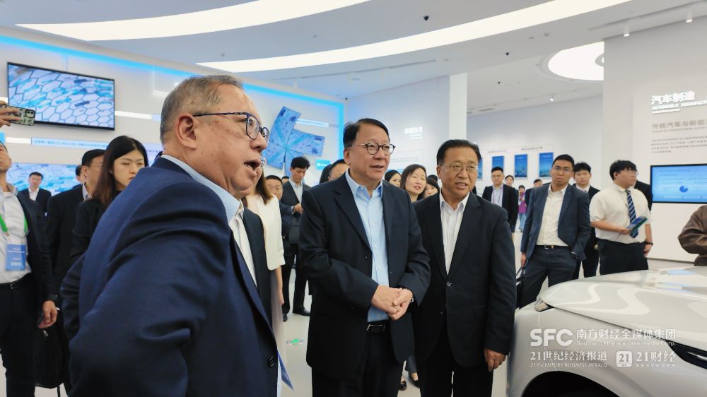 （小鵬汽車向考察團進行介紹。莊歡/攝）